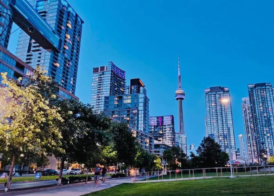 Stunning Luxurious Lakeview Condo By Cn Tower Toronto Extérieur photo