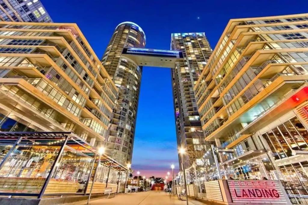 Stunning Luxurious Lakeview Condo By Cn Tower Toronto Extérieur photo