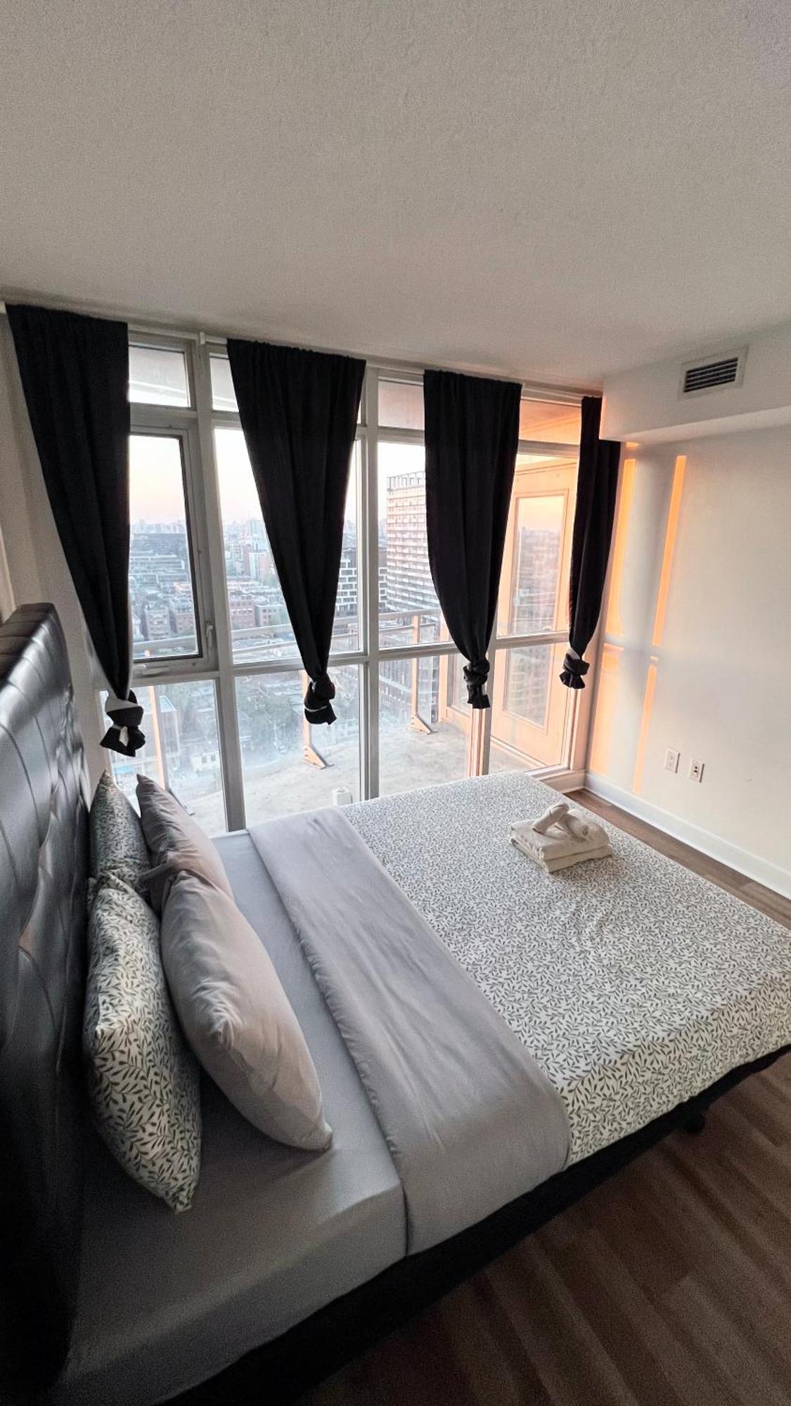 Stunning Luxurious Lakeview Condo By Cn Tower Toronto Extérieur photo